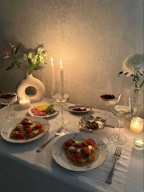 Neitrāla virtuves un ēdiena atmosfēra ar galdu un vieglu noskaņu